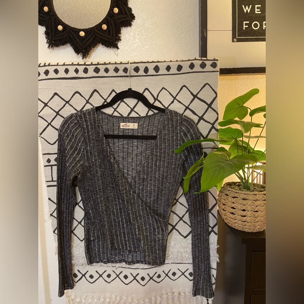 Hollister size Medium cropped long sleeve